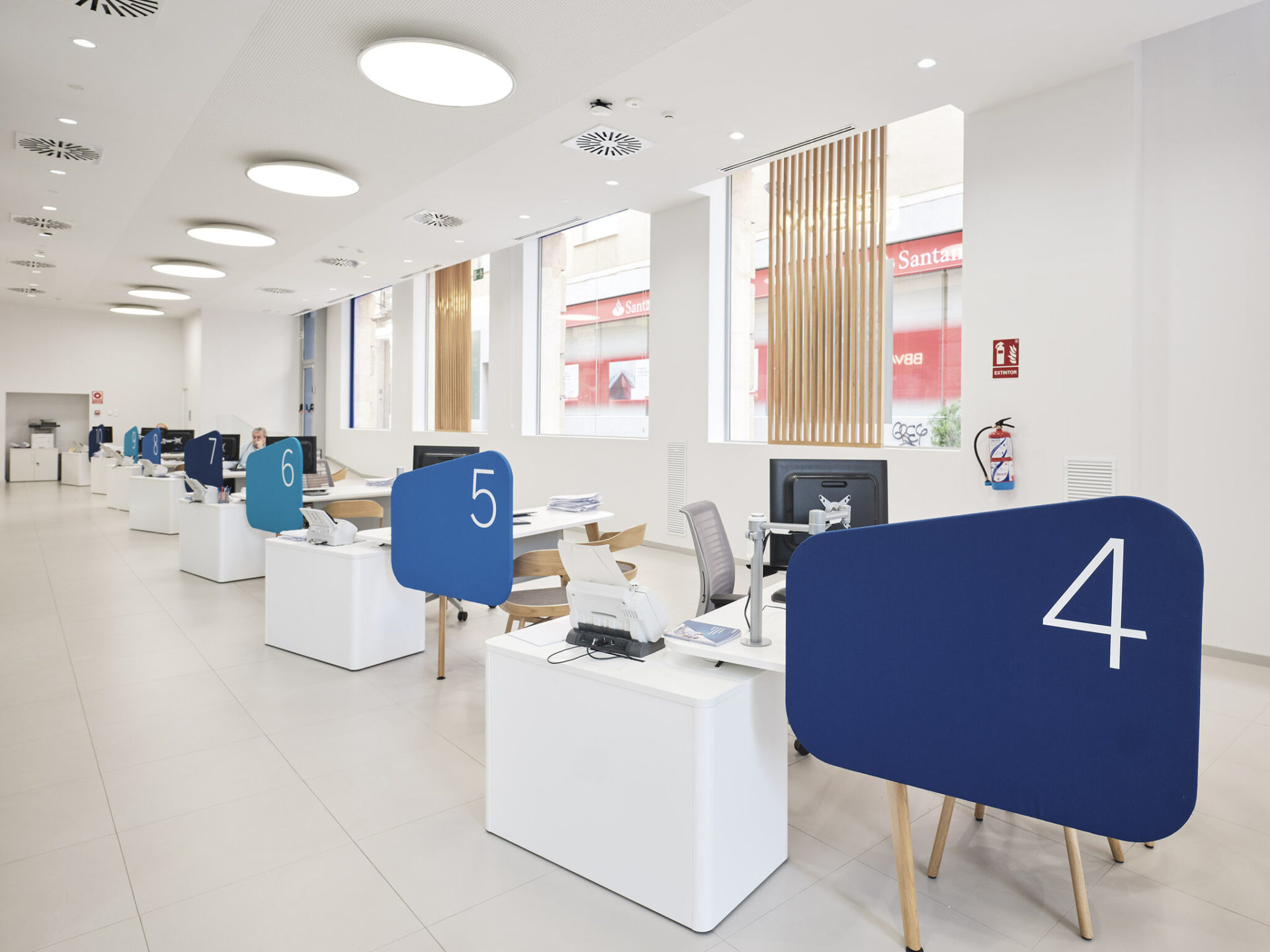 Banks redesign the user experience in their branch offices through design.  - Dynamobel - Fabricante de Mobiliario de Oficina